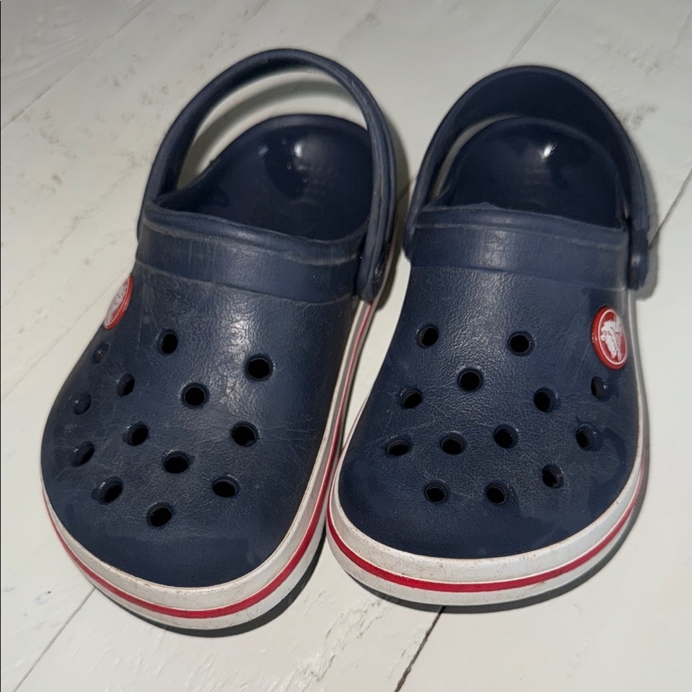 Size 8/9 navy red white, Kids Crocs